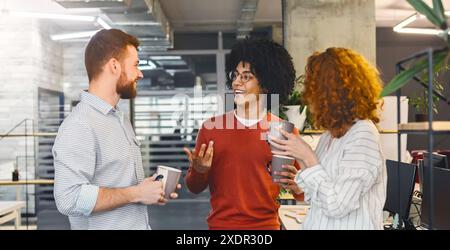 Diverse millennials genießen Kommunikation im modernen Büro Stockfoto