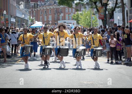 Mitglieder der X Factor Drumline führen synchronisierte Routinen bei der Junteenth Parade 2024 in Peekskill, New York, durch Stockfoto