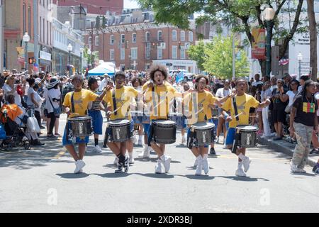 Mitglieder der X Factor Drumline führen synchronisierte Routinen bei der Junteenth Parade 2024 in Peekskill, New York, durch Stockfoto