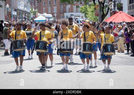 Mitglieder der X Factor Drumline führen synchronisierte Routinen bei der Junteenth Parade 2024 in Peekskill, New York, durch Stockfoto