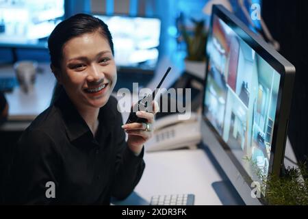 Frau Mit Radio Im Sicherheitsraum Stockfoto