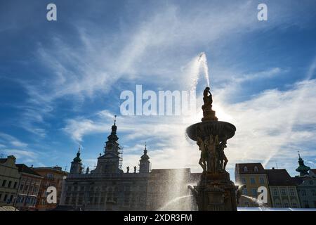 Geographie / Reise, Slowakei, Ceske Budejovice, Hauptplatz mit Samson Brunnen vor blauem Himmel, ZUSÄTZLICHE RECHTE-CLEARANCE-INFO-NOT-AVAILABLE Stockfoto