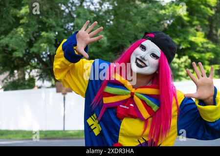 Posiertes Foto eines Drag-Performance-Künstlers in einem farbenfrohen Clown-Kostüm vor der Pride Parade & Fair in Red Hook, New York. Stockfoto