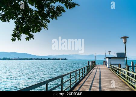 Deutschland, Anlegestelle für Boote und Fähre im lindau Lindenhofpark Public Park mit Blick auf die Altstadt lindau Inselhäuser im Sommer mit blauem Himmel Stockfoto