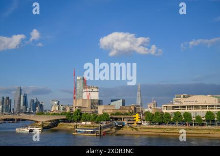 Waterloo Bridge über die Themse mit der Kuppel der St. Paul’s Cathedral und den Wolkenkratzern der City of London im Hintergrund. Das Foto war Stockfoto