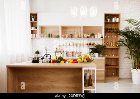 Moderne Kitchen Island Mit Frischen Produkten Stockfoto