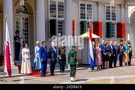 Der Emir des Staates Katar Scheich Tamim bin Hamad Al Thani und seine Frau Sheika Jawaher bint Hamad Al Thani werden vom niederländischen König Willem-Alexander und Königin Maxima am Noordeinde Palace in den Haag, Niederlande, am 24. Juni 2024 empfangen. Der Emir besucht die Niederlande offiziell, um die Beziehungen zu Katar weiter zu stärken. ANP IRIS VAN DEN BROEK niederlande aus - belgien aus Stockfoto