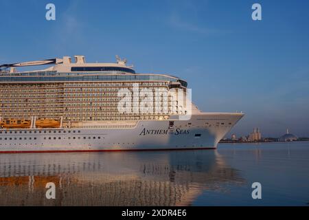 Southampton Großbritannien 28. Mai 2023 - Kreuzfahrtschiff Anthem of the Seas bei Ankunft im Hafen von Southampton. Großes Passagierkreuzschiff von Royal Caribbean Stockfoto