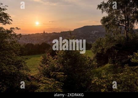 Aussicht von der Teufelskanzel auf den Sonnenaufgang über Annaberg-Buchholz, Erzgebirge, Sachsen, Deutschland *** Blick von der Teufelskanzel auf die s Stockfoto