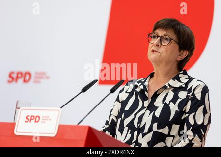 Berlin, Deutschland. Juni 2024. Saskia Esken, Bundesvorsitzende der SPD, hält im Anschluss an die Ausschusssitzungen ihrer Partei eine Pressekonferenz. Quelle: Lucas Röhr/dpa/Alamy Live News Stockfoto