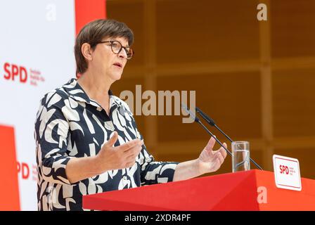 Berlin, Deutschland. Juni 2024. Saskia Esken, Bundesvorsitzende der SPD, hält im Anschluss an die Ausschusssitzungen ihrer Partei eine Pressekonferenz. Quelle: Lucas Röhr/dpa/Alamy Live News Stockfoto