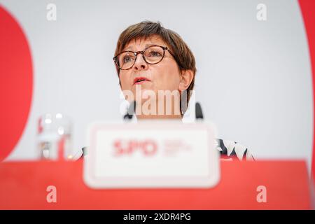 Berlin, Deutschland. Juni 2024. Saskia Esken, Bundesvorsitzende der SPD, gibt im Anschluss an die Ausschusssitzungen ihrer Partei eine Pressemitteilung ab. Quelle: Kay Nietfeld/dpa/Alamy Live News Stockfoto