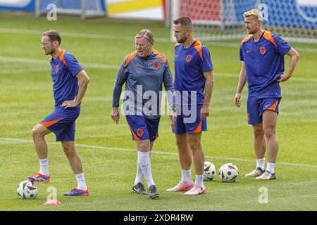 Wolfsburg, Deutschland. Juni 2024. WOLFSBURG, 24.06.2024, Trainingslager des Teams Niederlande zur Vorbereitung der EURO 2024. Niederlande Ausbildung . Spieler Daley Blind, niederländischer Spieler Matthijs de Ligt, niederländischer Spieler Stefan de Vrij, niederländischer Trainer Ronald Koeman Credit: Pro Shots/Alamy Live News Stockfoto