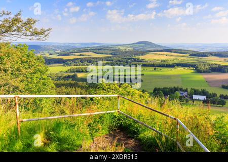 Aussichtspunkt Schneiderfelsen mit Ausblick zum Pöhlberg und auf Annaberg-Buchholz, Erzgebirge, Sachsen, Deutschland *** Aussichtspunkt Schneiderfelsen mit Ausblick Stockfoto