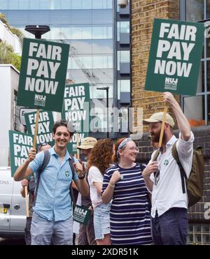 London, Großbritannien. Juni 2024. Springer Nature-Mitarbeiter stehen an der NUJ (National Union of Journalists) vor Springers Büros in King's Cross, während sie über die Bezahlung streiken. Quelle: Vuk Valcic/Alamy Live News Stockfoto