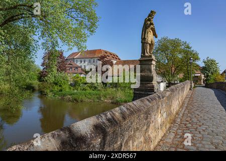 Alte Aischbrücke und Schloss Hoechstadt in Hoechstadt an der Aisch Stadt in Bayern Stockfoto