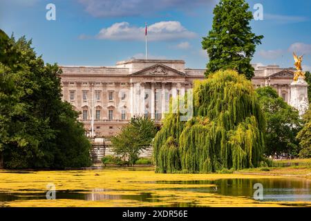 London, Vereinigtes Königreich - 3. Juli 2010 : Buckingham Palace mit dem Victoria Memorial hinter einem See. Königliche Residenz und nationales Wahrzeichen Englands, Stockfoto