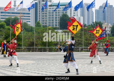 Seoul, Südkorea. Juni 2024. Die traditionelle Ehrenwache des südkoreanischen Verteidigungsministeriums tritt bei einer öffentlichen Veranstaltung auf dem Yongsan war Museum Square in Seoul auf. Quelle: SOPA Images Limited/Alamy Live News Stockfoto