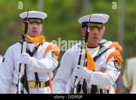 Seoul, Südkorea. Juni 2024. Die Ehrenwache des südkoreanischen Verteidigungsministeriums tritt bei einer öffentlichen Veranstaltung auf dem Yongsan war Museum Square in Seoul auf. Quelle: SOPA Images Limited/Alamy Live News Stockfoto