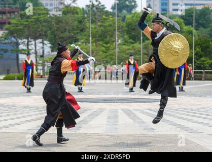 Seoul, Südkorea. Juni 2024. Die traditionelle Ehrenwache des südkoreanischen Verteidigungsministeriums tritt bei einer öffentlichen Veranstaltung auf dem Yongsan war Museum Square in Seoul auf. Quelle: SOPA Images Limited/Alamy Live News Stockfoto