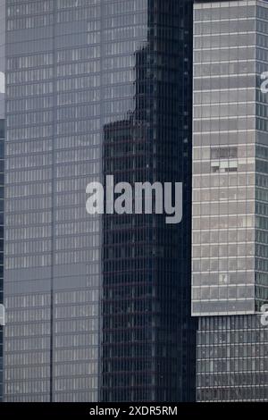 Fenster von Wolkenkratzern in der City of London. City of London, London, Großbritannien. Juni 2024 Stockfoto