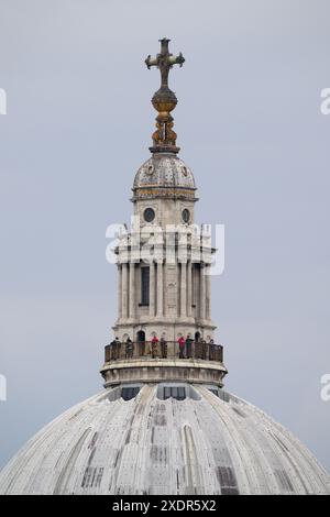 Besucher der St. Paul's Cathedral stehen auf der Goldenen Galerie, die 85,4 Meter über dem Stockwerk des Doms liegt und einen Panoramablick auf Lo bietet Stockfoto
