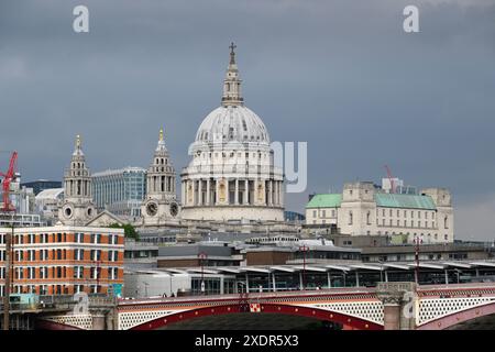 Die Kuppel der St. Pauls Cathedral, City of London, Großbritannien. Juni 2024 Stockfoto