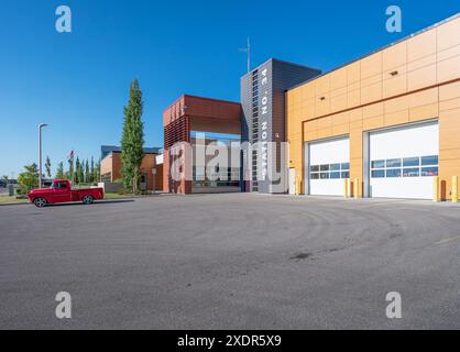 Roter Oldtimer-Pickup, der vor einer Feuerwache in Calgary, Alberta, Kanada, geparkt wurde Stockfoto