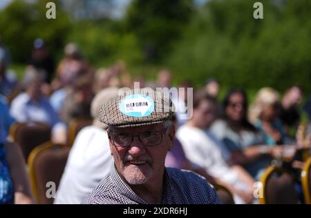 Im Mercure Maidstone Great Danes Hotel in Maidstone Kent erwarten die Menschen eine Rede von Nigel Farage, dem Chef der Reform UK. Bilddatum: Montag, 24. Juni 2024. Stockfoto