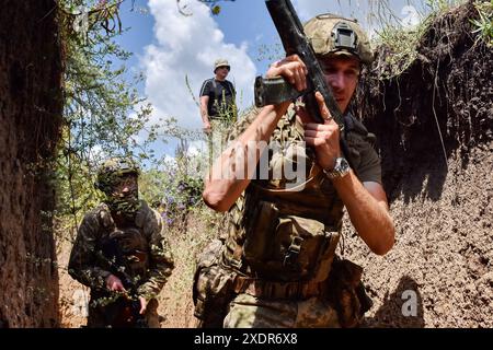 Zaporischzhia, Ukraine. Juni 2024. Ukrainische Soldaten werden während der Militärpraktiken in der Region Zaporischzhia gesehen. Die USA kündigen den Beginn einer neuen Offensive der russischen Armee an. Nach Angaben des American Institute for the Study of war zeichnet es derzeit alle Anzeichen auf, dass Russland eine neue großangelegte Sommeroffensive auf dem Territorium der Ukraine startet. Quelle: SOPA Images Limited/Alamy Live News Stockfoto