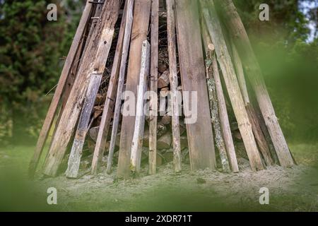 Vorbereitung auf ein Lagerfeuer. Mittsommer Lagerfeuer auf der Strandwiese. Altes Lagerfeuer-Festival. Stockfoto