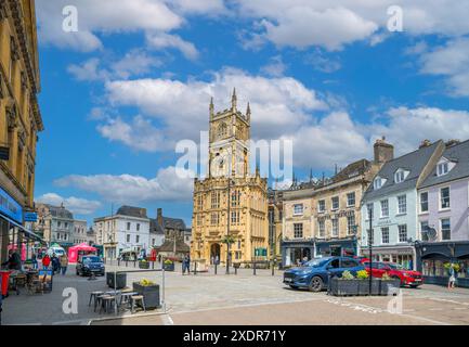 Cirencester. Der Marktplatz mit Blick auf die Kirche St. John Baptist, Cirencester, Gloucestershire, England, Großbritannien Stockfoto