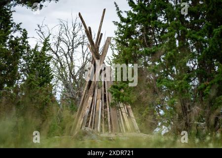 Vorbereitung auf ein Lagerfeuer. Mittsommer Lagerfeuer auf der Strandwiese. Altes Lagerfeuer-Festival. Stockfoto