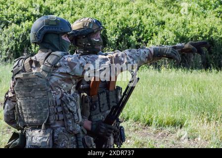 Zaporischzhia, Ukraine. Juni 2024. Ukrainische Soldaten werden während der Militärpraktiken in der Region Zaporischzhia gesehen. Die USA kündigen den Beginn einer neuen Offensive der russischen Armee an. Nach Angaben des American Institute for the Study of war zeichnet es derzeit alle Anzeichen auf, dass Russland eine neue großangelegte Sommeroffensive auf dem Territorium der Ukraine startet. Quelle: SOPA Images Limited/Alamy Live News Stockfoto