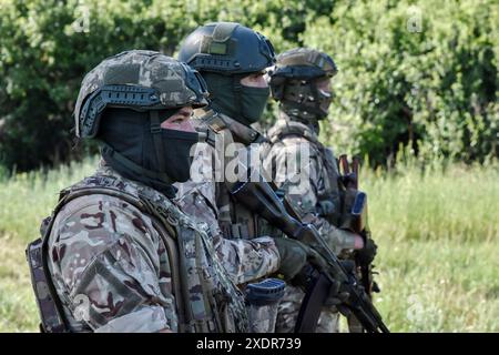 Zaporischzhia, Ukraine. Juni 2024. Ukrainische Soldaten werden während der Militärpraktiken in der Region Zaporischzhia gesehen. Die USA kündigen den Beginn einer neuen Offensive der russischen Armee an. Nach Angaben des American Institute for the Study of war zeichnet es derzeit alle Anzeichen auf, dass Russland eine neue großangelegte Sommeroffensive auf dem Territorium der Ukraine startet. Quelle: SOPA Images Limited/Alamy Live News Stockfoto