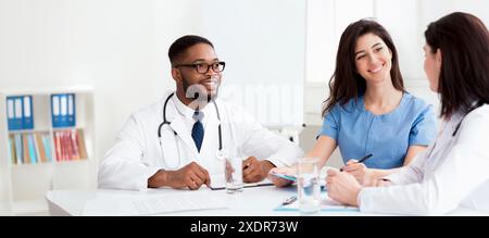 Kardiologie-Konferenz. Verschiedene Ärzte, die sich bei einem Meeting unterhalten Stockfoto