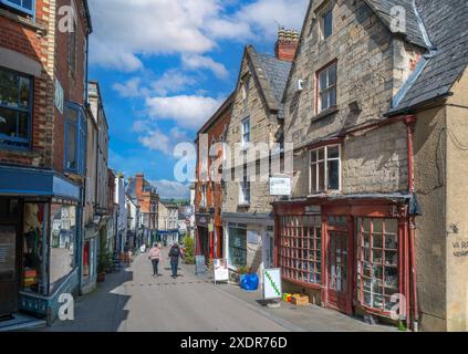 Geschäfte und Cafés an der High Street im Stadtzentrum von Stroud, Gloucestershire, England, Großbritannien Stockfoto