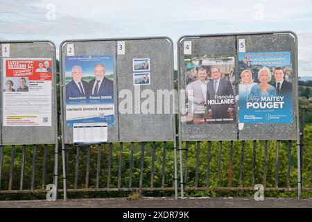 Corrèze, Frankreich. 23. Und 24. Juni 2024. Francois Hollande kandidierte für die Parlamentswahlen vom 30. Juni und 7. Juli 2024 in Corrèze. Wahlplakat des ehemaligen Präsidenten der Französischen Republik, Francois Hollande, Kandidat für den 1. Wahlkreis des Departements Corrèze. Er ist Mitglied der Wahlkoalition New Popular Front. Frühe Parlamentswahlen nach der Auflösung der Nationalversammlung am 9. Juni 2024 durch Emmanuel Macron. Corrèze, Limousin, Frankreich, Europa. Foto: HM Images/Alamy Live News. Stockfoto