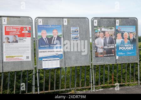 Corrèze, Frankreich. 23. Und 24. Juni 2024. Francois Hollande kandidierte für die Parlamentswahlen vom 30. Juni und 7. Juli 2024 in Corrèze. Wahlplakat des ehemaligen Präsidenten der Französischen Republik, Francois Hollande, Kandidat für den 1. Wahlkreis des Departements Corrèze. Er ist Mitglied der Wahlkoalition New Popular Front. Frühe Parlamentswahlen nach der Auflösung der Nationalversammlung am 9. Juni 2024 durch Emmanuel Macron. Corrèze, Limousin, Frankreich, Europa. Foto: HM Images/Alamy Live News. Stockfoto