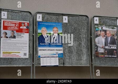 Corrèze, Frankreich. 23. Und 24. Juni 2024. Francois Hollande kandidierte für die Parlamentswahlen vom 30. Juni und 7. Juli 2024 in Corrèze. Wahlplakat des ehemaligen Präsidenten der Französischen Republik, Francois Hollande, Kandidat für den 1. Wahlkreis des Departements Corrèze. Er ist Mitglied der Wahlkoalition New Popular Front. Frühe Parlamentswahlen nach der Auflösung der Nationalversammlung am 9. Juni 2024 durch Emmanuel Macron. Corrèze, Limousin, Frankreich, Europa. Foto: HM Images/Alamy Live News. Stockfoto