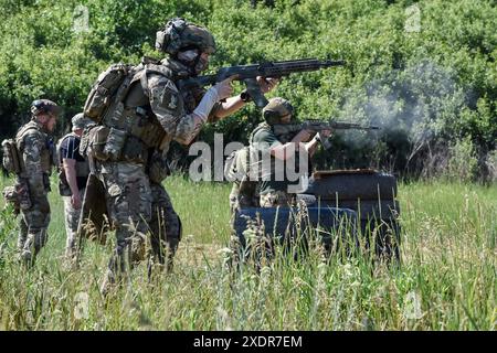 Zaporischzhia, Ukraine. Juni 2024. Ukrainische Soldaten werden während der Militärpraktiken in der Region Zaporischzhia gesehen. Die USA kündigen den Beginn einer neuen Offensive der russischen Armee an. Nach Angaben des American Institute for the Study of war zeichnet es derzeit alle Anzeichen auf, dass Russland eine neue großangelegte Sommeroffensive auf dem Territorium der Ukraine startet. (Foto: Andriy Andriyenko/SOPA Images/SIPA USA) Credit: SIPA USA/Alamy Live News Stockfoto