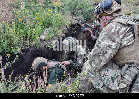 Zaporischzhia, Ukraine. Juni 2024. Ukrainische Soldaten werden während der Militärpraktiken in der Region Zaporischzhia gesehen. Die USA kündigen den Beginn einer neuen Offensive der russischen Armee an. Nach Angaben des American Institute for the Study of war zeichnet es derzeit alle Anzeichen auf, dass Russland eine neue großangelegte Sommeroffensive auf dem Territorium der Ukraine startet. (Foto: Andriy Andriyenko/SOPA Images/SIPA USA) Credit: SIPA USA/Alamy Live News Stockfoto