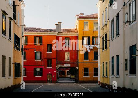 Blick auf farbenfrohe Fassaden alter Häuser in einer Gasse von Venedig, Italien. Venedig ist ein beliebtes Touristenziel Europas. Stockfoto