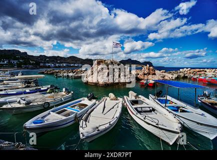 Boote entlang des Strandes Stegna und Archangelos auf Rhodos, Dodekanese, Griechenland Stockfoto