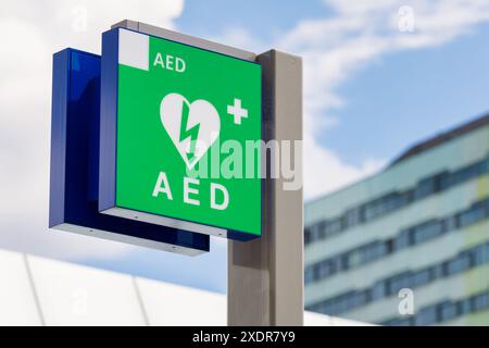 Informationsschild für AED-Defibrillatoren in Arnheim, Niederlande Stockfoto