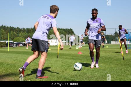 Brüssel, Belgien Juni 2024. Anderlechts Yari Verschaeren und Anderlechts Francis Amuzu wurden während eines Trainings des belgischen Fußballteams RSC Anderlecht am Montag, den 24. Juni 2024 in Brüssel in Vorbereitung auf die kommende Saison 2024-2025 der ersten Liga der Jupiler Pro League in Aktion gezeigt. BELGA PHOTO VIRGINIE LEFOUR Credit: Belga News Agency/Alamy Live News Stockfoto