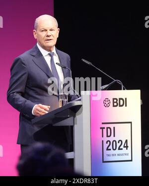 TAD der Industrie mit Scholz 24.06.2024, Germany,Berlin, Gasometer, Tag der deutschen Industrie, BDI-Praesident Siegfried Russwurm mit Bundeskkanzler Olaf Scholz, Berlin Deutschland *** Tag der Industrie mit Scholz 24 06 2024, Germany,Berlin, Gasometer, Tag der deutschen Industrie, BDI-Präsident Siegfried Russwurm mit Bundeskanzler Olaf Scholz, Berlin Deutschland Stockfoto