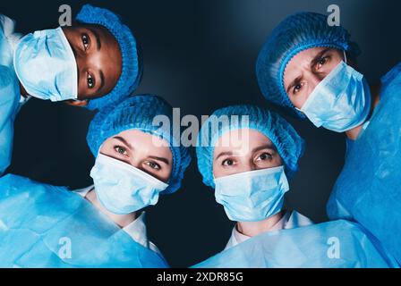 Ärzte in Betrieb Theater am Patienten suchen Stockfoto