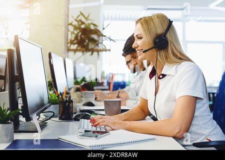 Business Frau an Call Center arbeiten im Büro Stockfoto