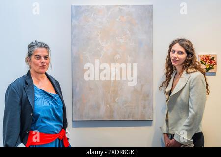 London, Großbritannien. Juni 2024. Tracey Emin wählte die Künstlerin Bianca Raffaella (beide mit She's kaum There, 2024) als Artist of the Day für eine Einzelausstellung in der Flowers Gallery, einem Ausstellungsformat, das seit über 40 Jahren läuft. Guy Bell/Alamy Live News Stockfoto